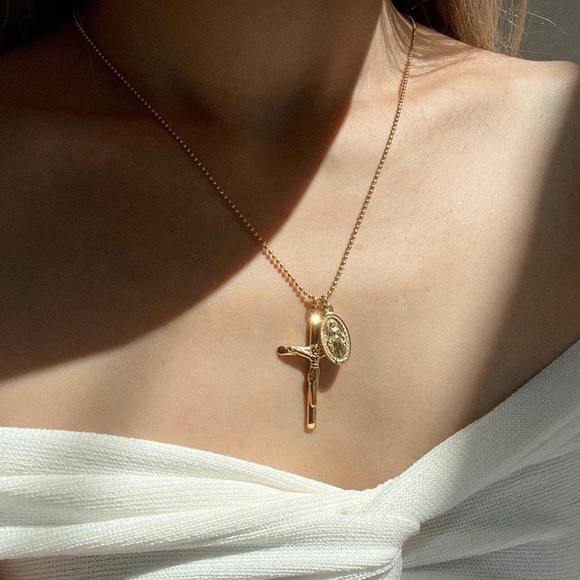 🚨SUMMER SALE🚨Gold Virgin Mary Cross Necklace - Picture 3 of 4